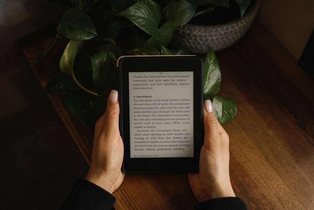 電子書籍端末で本を読む様子｜FANZAブックスのクーポン確認ガイド
